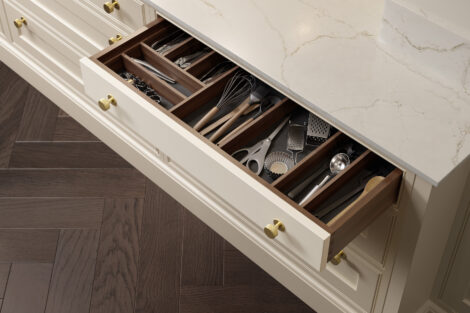 25 OMEGA INFRAME KITCHEN Walnut Drawer Parchment